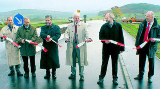 Das Band ist durch, die K 6711 wieder offen. Bei der symbolischen Freigabe der größten Straßenbaustelle im Kreis dabei waren (vo