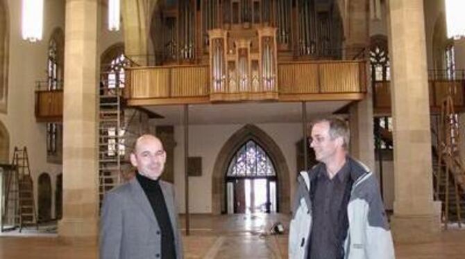 Pfarrer Bernd Weißenborn und Kirchenpfleger Eugen Siegel in der frisch sanierten Metzinger Martinskirche. FOTO: SANDER