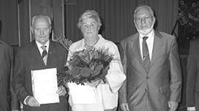 Ehrungen bei der Siedlergemeinschaft: (von links): Festredner Hans Perzi, die Jubilare Erwin Haase und Hildegard Gerner mit Stra