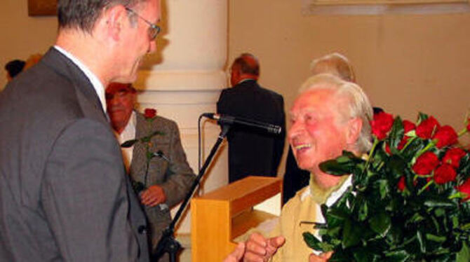 Gratulationscour für Werner Johst (rechts). FOTO: AN