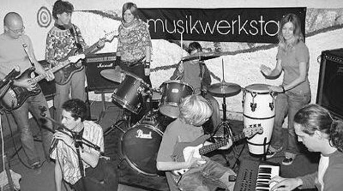 Der Einstieg in die Rockmusik ist kinderleicht in der Kulturwerkstatt (rechts am Keyboard Marc Coester, Vorsitzender des Trägerv