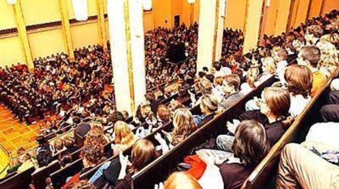 Begrüßung im Festsaal der Uni. Insgesamt liegt die Zahl der Studierenden wieder deutlich über 23000. GEA-FOTO: JÜRGEN MEYER