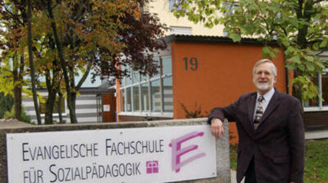 Rektor Dr. Hans-Georg Kelterborn vor seiner Fachschule an der Kreuzeiche. FOTO: NIETHAMMER