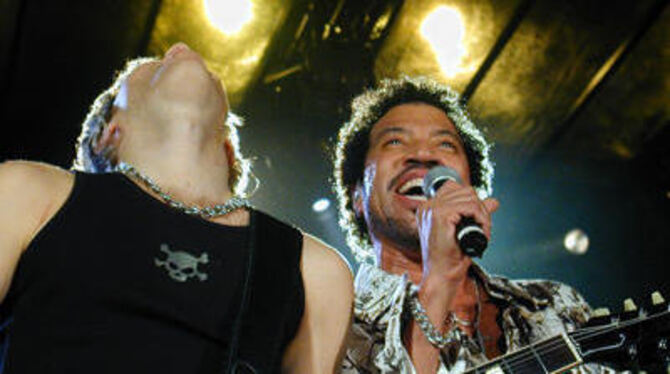 Bester Stimmung: Lionel Richie (rechts) und sein Gitarrist rocken ab. FOTO: JÜSP