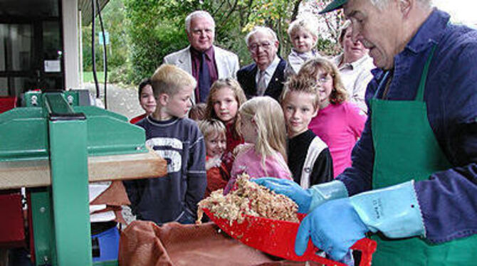 Manfred Walker (rechts) beim Schaumosten. Daran hatten auch Karl Plankenhorn (hinten Mitte) und der langjährige ehemalige Vorsit