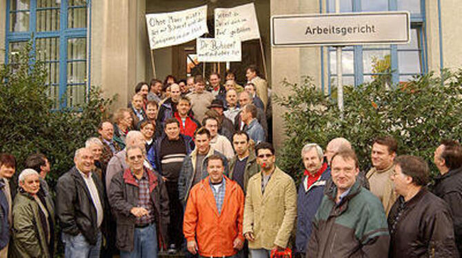 Proteste wegen Vorgängen bei der Firma Rieber beherrschten am Montag das Bild vor dem Reutlinger Arbeitsgericht. FOTO: NIETHAMME