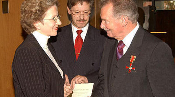 Für sein ausgeprägtes kommunalpolitisches und soziales Engagement erhielt Hugo Berger (rechts) aus den Händen von Oberbürgermeis