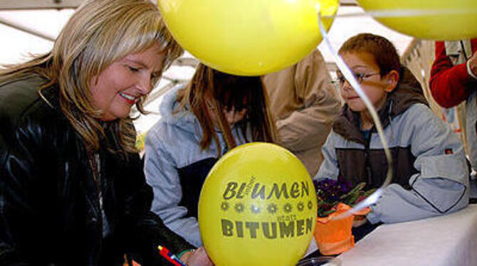 Blumen gegen Bitumen und Unterschriften gegen das Asphaltmischwerk: Gestern unterzeichneten beim Fest der Betzinger Bürgerinitia