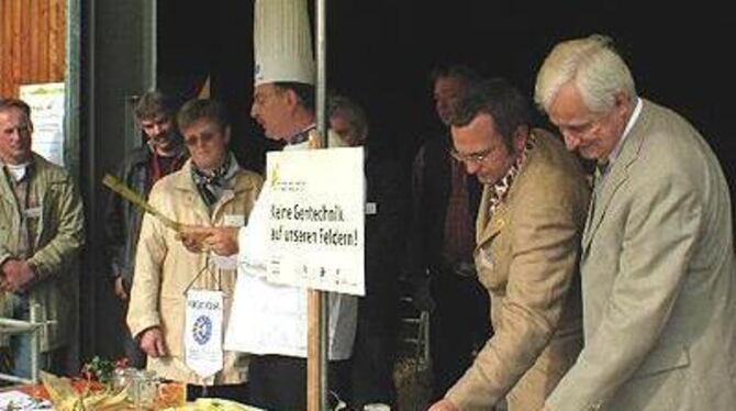 Landrat Dr. Edgar Wais (rechts) und Ernst-Ulrich Schassberger (Dritter von rechts) zeichneten gestern Landwirte aus. GEA-FOTO: D