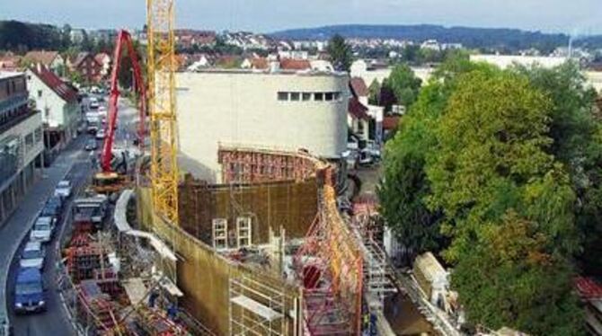 Fabrikverkauf in Metzingen: Wie ein Wehrturm wirkt eines der neuen Outlet-Gebäude, das Anfang Dezember bezogen wird. GEA-FOTO: R