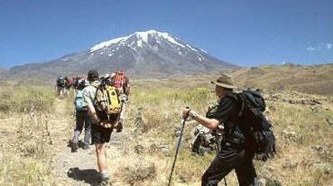 Durch dürres Hügelland windet sich der Pfad bergaufwärts in Richtung des gewaltigen Klotzes des Ararat.  FOTO: KOBER