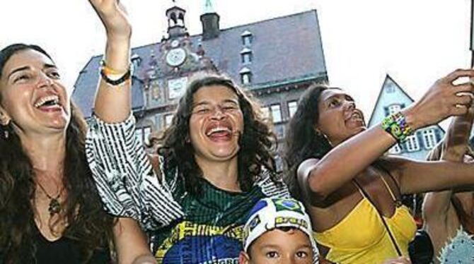 Jubelnde Fans auf dem Marktplatz: Sogar in den Konzertpausen war's lauter, als das Gericht erlaubt hat.  FOTO: JOBA