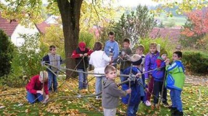 Aktive Bibelwoche: Sonnenbühler Kinder erlebten und gestalteten die Geschichte vom verlorenen Sohn Peter in Erpfingen nach.  FOT