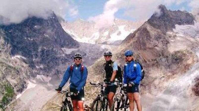 Grandiose Kulisse: Ralf Schlotterbeck, Frank Burgemeister und Andreas Hudjetz (von links) auf dem Col Ferret im Wallis.  FOTO: P