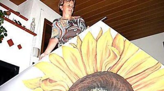 Sabine Rempfer mit dem wohl kostbarsten Stück der Sonnenblumen-Sammlung.  GEA-FOTO: KAY