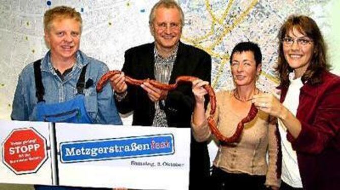 Handel, Handwerk, Stadtmarketing - beim Metzgerstraßenfest ziehen alle an einem (Wurst-)Strang; von links: Manfred Iwanek, Jürge