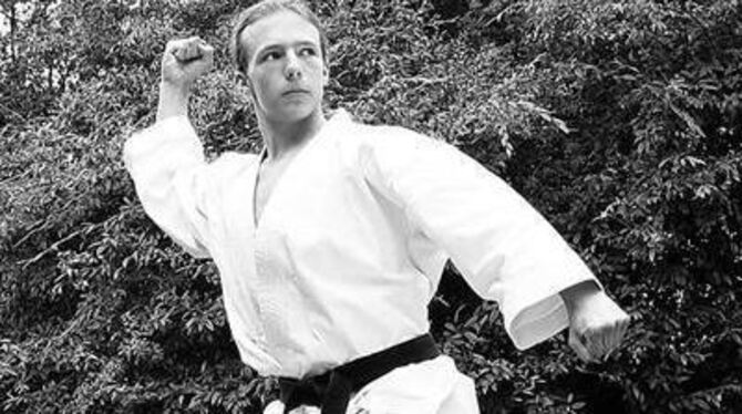 Karateka Marc Einecker feilt täglich an der Perfektion der Kata.  GEA-FOTO: FREUDENMANN