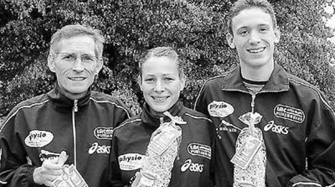 Volkslauf-Mannschaftssieger im Mixed: Das Team vom LAC Pliezhausen mit Werner Dreher, seiner Tochter Lena und Erik Mötzung. FOTO