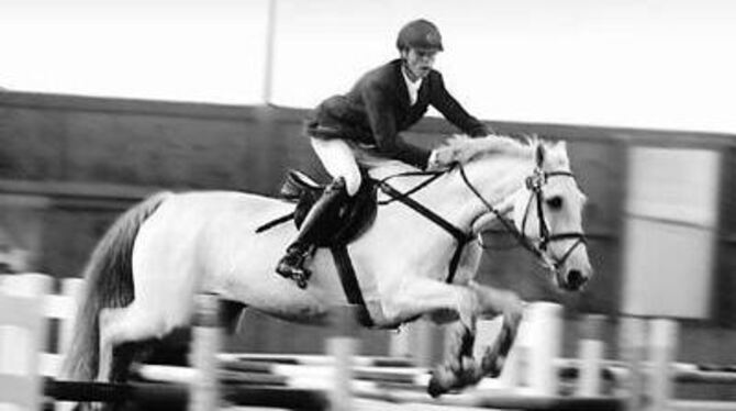 Schnell wie der Wind: Der Undinger Hans Betz und sein schicker Schimmel-Wallach Cartani.  FOTO: TRINKHAUS