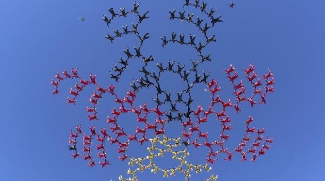 Spektakel am Himmel: 214 Fallschirmspringer haben einen neuen deutschen Rekord im Formationsspringen aufgestellt. Foto: Andre