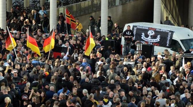 Rund 2500 Hooligans aus Fangruppen verschiedener Fußballvereine demonstrieren in Köln gegen Islamisten. Foto: Caroline Seidel