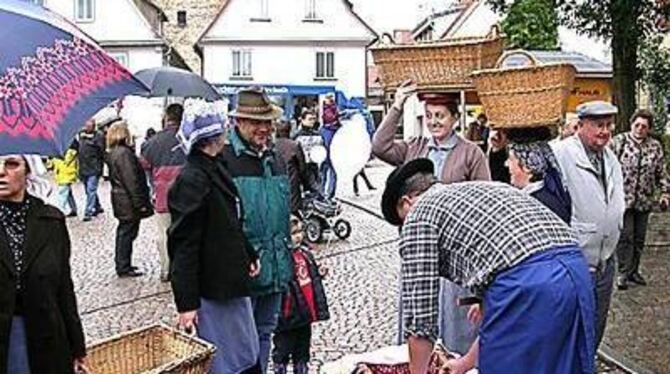 Einst trugen Frauen aus Eningen das Essen für die Fabrikarbeiter auf dem Kopf nach Reutlingen. GEA-FOTO: ARA