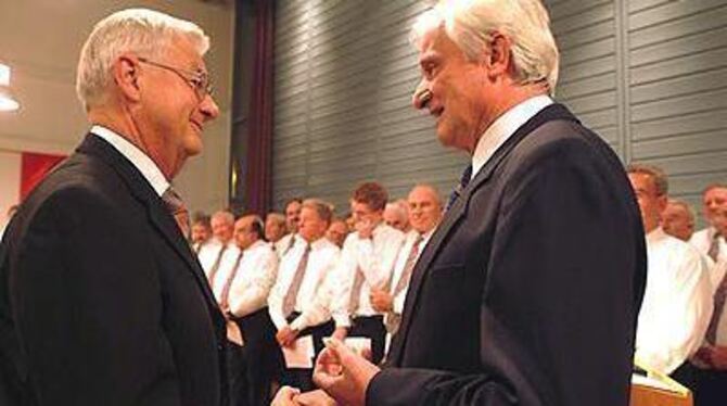 Bekam die Verdienstmedaille: Hilmar Taigel (links) mit Landrat Edgar Wais. FOTO: TRINKHAUS