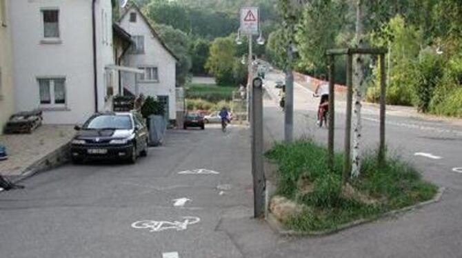 Herausforderung vor allem für ungeübte Inliner: Eine Spitzkehre führt den Neckartal-Radweg in Mittelstadt nach der Brücke bergab