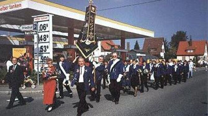 Der Sondelfinger Schützenverein beim Festzug zur Fahnenweihe 1994, dem größten Ereignis der Vereinsgeschichte. FOTO: PR