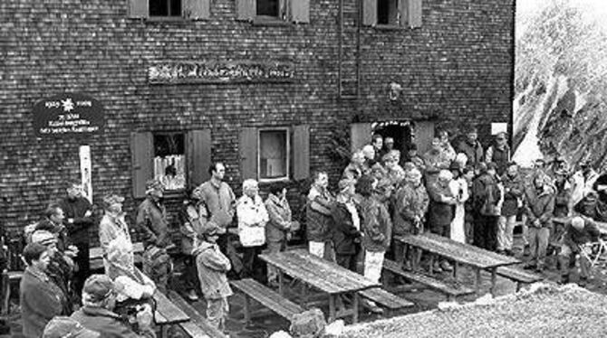 Von Wind und Wetter gezeichnet: Vor der 75 Jahre alten Kaltenberghütte feierten die Reutlinger Alpinisten die Bergmesse zum Jubi