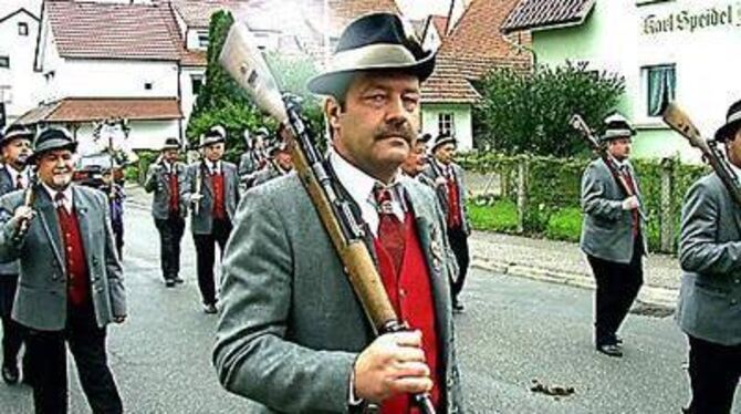 In voller Montur durch den Ort ging es beim Festumzug des Schützenvereins.  FOTO: ALB