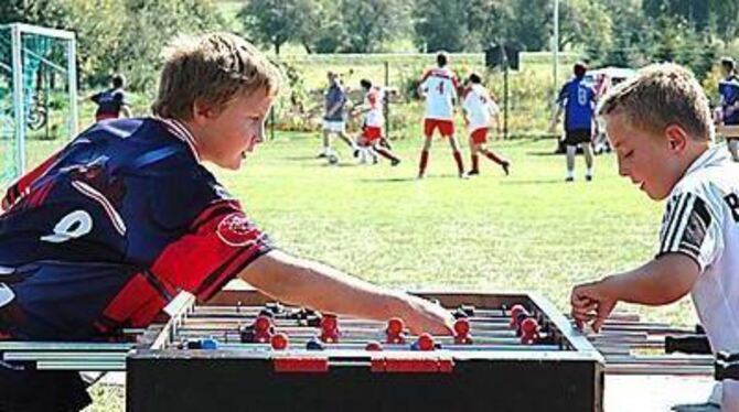 Die Großen kicken auf dem Sportplatz, die Kleinen am Spieltisch: Beim Ofterdinger Fußballturnier kam jeder an den Ball. GEA-FOTO