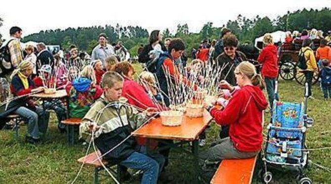 Ein Körbchen für die Ernte: Beim Fest auf dem Listhof hatten nicht nur Kinder ihren Spaß. FOTO: ANSTÄDT