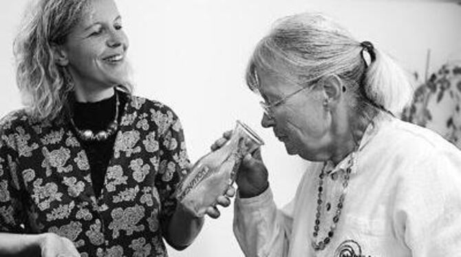 Ida Lang, Erzieherin im Pflegedienst der Münsterklinik, lässt eine Besucherin am Holunder schnuppern. FOTO: BAIER