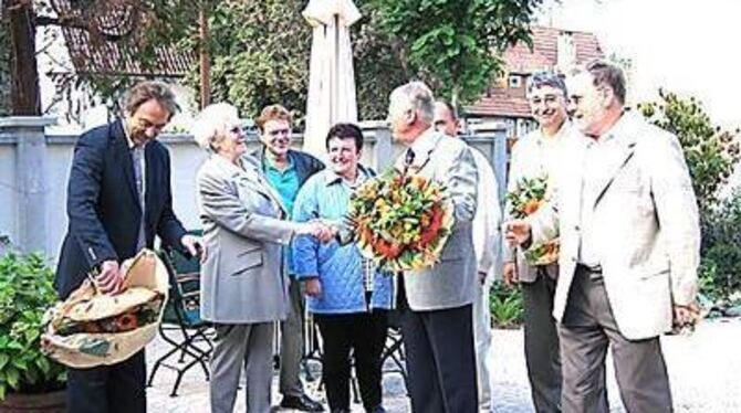 Gedeihliches Miteinander im daraus entstandenen Garten der Pfleghofstraße 32 (von links): Baubürgermeister Walter Veit, Elfriede