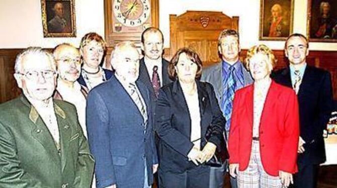 Sie wurden von Bürgermeister Markus Ewald (rechts) aus dem Bad Uracher Gemeinderat verabschiedet (von links): Karl Ossenkop, Ger