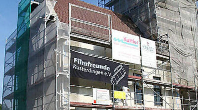 Zuerst kommt die Fassade dran: Die Arbeiten haben schon begonnen.  FOTO: WER