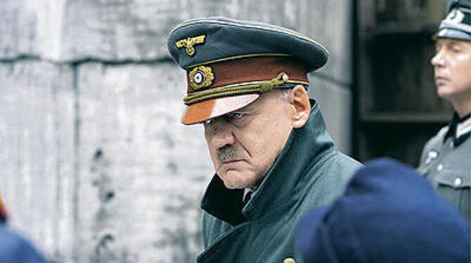 Der Schauspieler Bruno Ganz als Hitler-Darsteller in dem Spielfilm &raquo;Der Untergang&laquo; - eine eindringliche Darstellung,