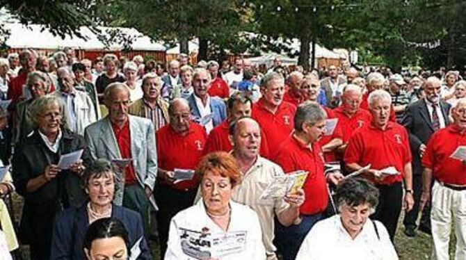 Festle ade: Vielstimmiger Schluss-Akkord beim Volksliedersingen der Vereine und Besucher vor der Bühne im Schlösslespark.  FOTO: