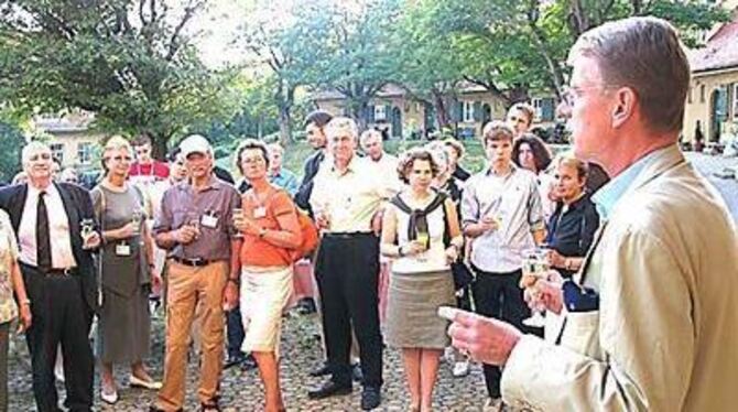 Auf den Spuren ihrer Ahnen unterwegs: die Gminders und Minters beim Familientreffen im Gmindersdorf. FOTO: STRÖHLE