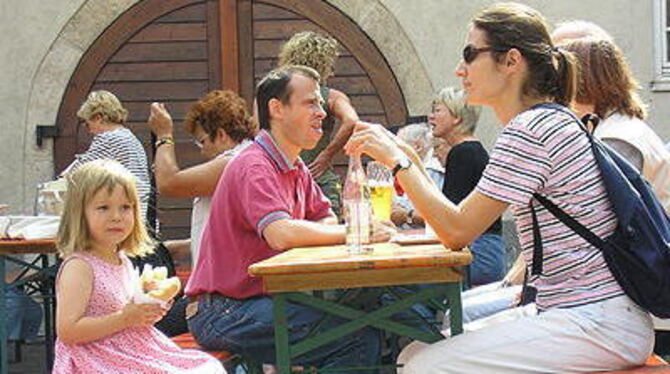 Heiße Rote und kühles Blondes: Auch in diesem Jahr geriet das SPD-Sommerfest zur familiären Freiluft-Sause. GEA-FOTO: ZENKE