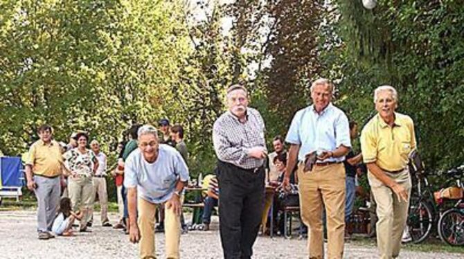 Liberal und locker aus dem Handgelenk: Knut Hochleitner (von links), Hagen Kluck, Helmut Haussmann und Ulrich Noll beim Boule in