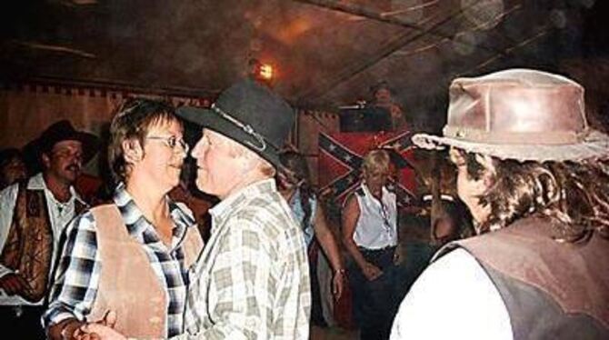 Mit karierten Hemden und Cowboyhut: Passend zur Country-Night im Rahmen des Engstinger Musikertreffens hatten sich die Gäste gek