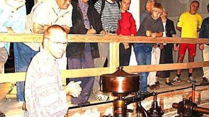 Jochen Saile vom Denkmalverein erläuterte den Besuchern die Geschichte der Elektrifizierung in Mössingen.  FOTO: WER