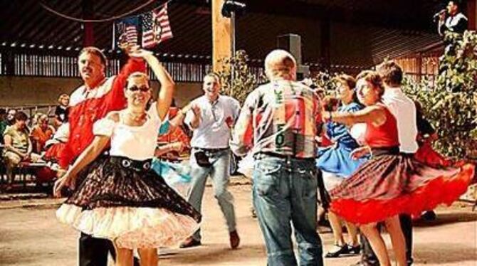 Schwingende Petticoats und Country-Atmosphäre: In Willi Wolfs Scheune in Meidelstetten trafen sich Square-Dancer aus ganz Deutsc