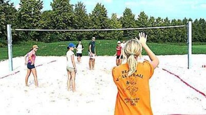 Anpfiff zum Warmspielen: Die neue Beach-Volleyball-Anlage hat 63 000 Euro gekostet.  FOTO: STRÖHLE