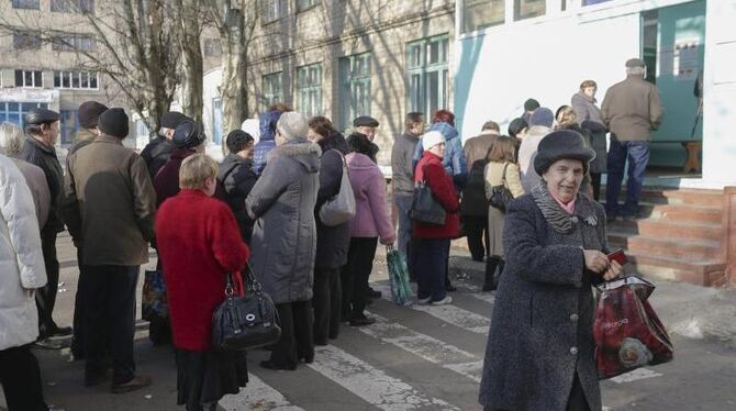 Vor der Stimmabgabe müssen diese Ostukrainer erst einmal Schlangestehen. Foto: Anastasia Vlasova