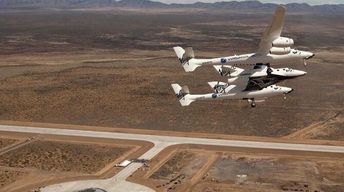 Das Raumschiff »SpaceShipTwo« angedockt am Trägerflugzeug »WhiteKnightTwo« über dem Spaceport America in New Mexico. Foto: Ma