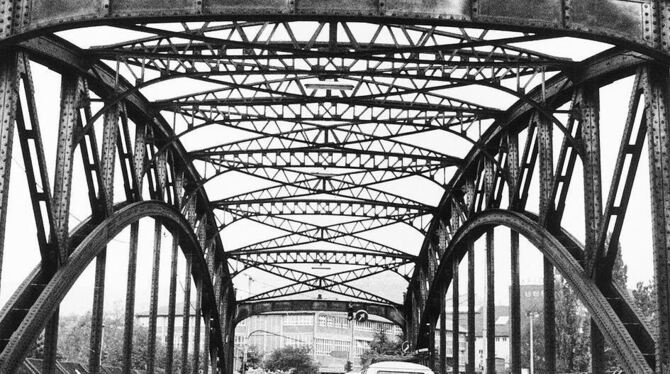 Ein untergegangenes Industriedenkmal: die Friedrich-List-Brücke (im Hintergrund die Firma Wafios). Im Jahr 1982 wurde die Eisenb