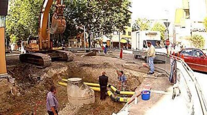 In der Lederstraße wird ein neuer Abwasserkanal verlegt. FOTO: NIETHAMMER